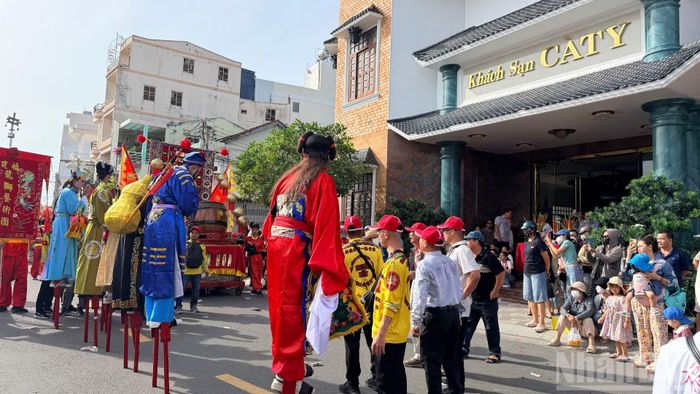 Các nghệ nhân đi cà-kheo. (ẢNH: THANH HẢI)