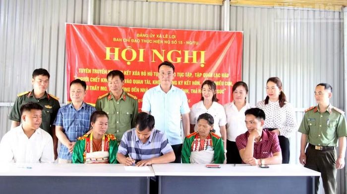 Người dân bản Pá Sập, xã Lê Lợi thực hiện ký cam kết về việc thực hiện nếp sống văn minh, xóa bỏ hủ tục lạc hậu.