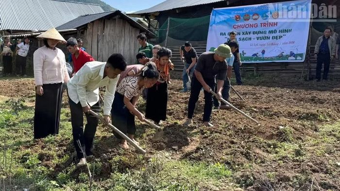 Xây dựng mô hình “Nhà sạch-Vườn đẹp” tại bản Pá Sập, xã Lê Lợi.
