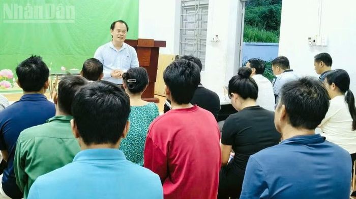 Lãnh đạo Đảng ủy xã Pa Tần trực tiếp xuống từng bản tuyên truyền, vận động người dân xóa bỏ hủ tục lạc hậu.