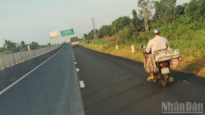 Xe gắn máy đi vào làn cao tốc tiềm ẩn nguy cơ tai nạn giao thông. (Ảnh: Thanh Dũng)