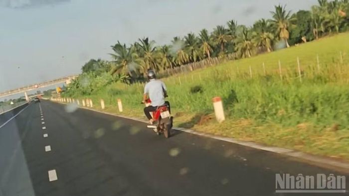 Dọc theo 2 bên đường tuyến cao tốc Lộ Tẻ-Rạch Sỏi là đồng ruộng. ( Ảnh: Thanh Dũng)