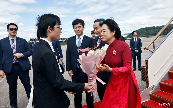 Chủ tịch Quốc hội Trần Thanh Mẫn và Phu nhân đến thủ đô Seoul, bắt đầu thăm chính thức Hàn Quốc. (Ảnh: Doãn Tấn/TTXVN)