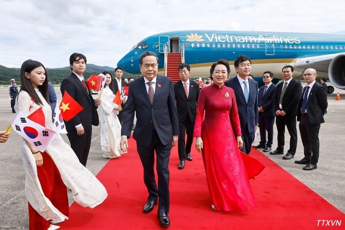 Chủ tịch Quốc hội Trần Thanh Mẫn và Phu nhân đến Seoul, bắt đầu thăm chính thức Hàn Quốc. (Ảnh: Doãn Tấn/TTXVN)
