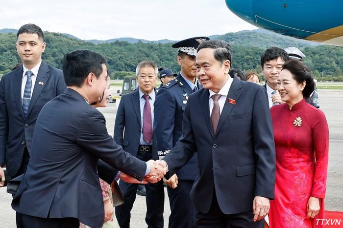 Chủ tịch Quốc hội Trần Thanh Mẫn và Phu nhân đến thủ đô Seoul, bắt đầu thăm chính thức Hàn Quốc. (Ảnh: Doãn Tấn/TTXVN)