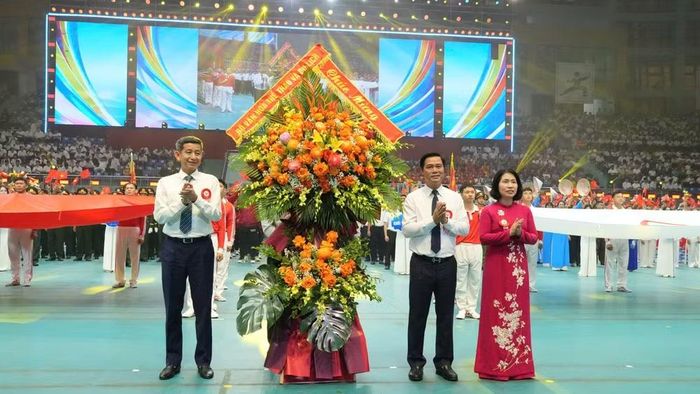 Đồng chí Nguyễn Danh Hoàng Việt, Cục trưởng Cục Thể dục thể thao Việt Nam tặng hoa chúc mừng Đại hội. (Ảnh: A.T)