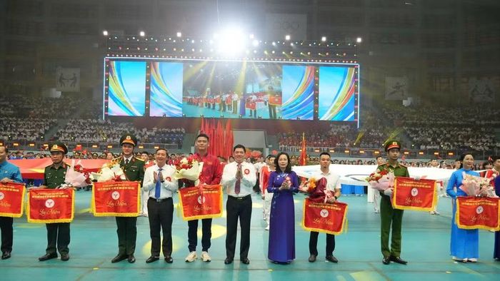 Các đồng chí lãnh đạo tỉnh trao cờ lưu niệm, tặng hoa các đơn vị tham gia lễ khai mạc. (Ảnh: A.T)