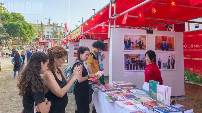 Những hình ảnh và ấn phẩm về Chủ tịch Hồ Chí Minh thu hút sự quan tâm của nhiều nhà nghiên cứu quốc tế. (Ảnh: KHẢI HOÀN)