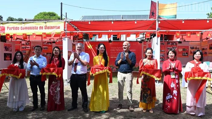 Cắt băng khai trương trưng bày chuyên đề “Chủ tịch Hồ Chí Minh - Biểu tượng cao đẹp của tình đoàn kết quốc tế”. (Ảnh: KHẢI HOÀN)