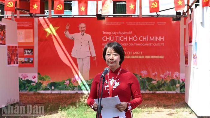 Bà Cù Thị Minh, Phó Giám đốc Khu Di tích Chủ tịch Hồ Chí Minh tại Phủ Chủ tịch nhấn mạnh: Cuộc đời và sự nghiệp của Chủ tịch Hồ Chí Minh là biểu tượng sáng ngời của lòng yêu nước, khát vọng độc lập dân tộc, tinh thần nhân văn và hòa bình. (Ảnh: TRUNG HƯNG)