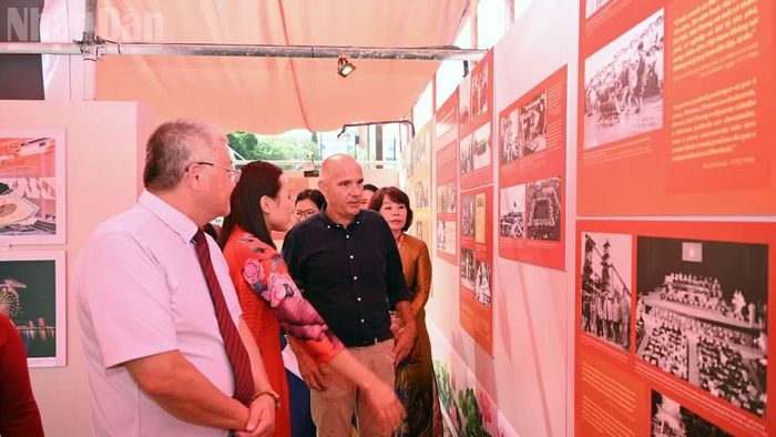 Tổng Bí thư Đảng Cộng sản Bồ Đào Nha Paulo Raimundo và Đại sứ Nguyễn Mạnh Thắng tham quan trưng bày về Chủ tịch Hồ Chí Minh. (Ảnh: TRUNG HƯNG)