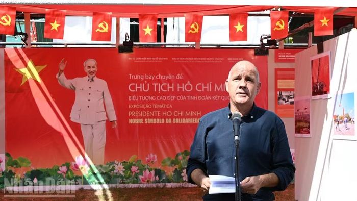 Tổng Bí thư Paulo Raimundo nhấn mạnh: Chúng ta hãy tôn vinh tấm gương và sự nghiệp đấu tranh của Chủ tịch Hồ Chí Minh, tiếp tục khẳng định tính chính nghĩa, tính toàn cầu và sức sống bất diệt của sự nghiệp giải phóng đất nước mà Người đã cống hiến trọn đời, đồng thời cũng là sự nghiệp của tất cả chúng ta. (Ảnh: KHẢI HOÀN)