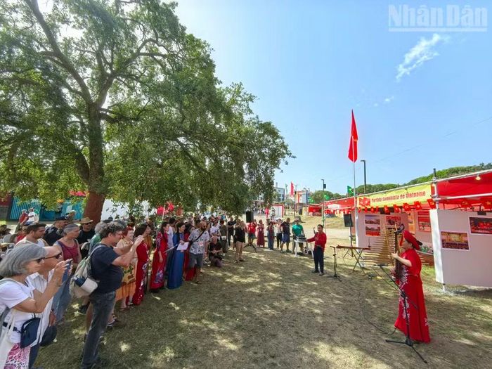 Nghệ sĩ ưu tú, Đạo diễn Tăng Thanh Sơn và nghệ sĩ Thanh Ngọc (Trung tâm Văn hóa Việt Nam tại Pháp) trình diễn các tiết mục ngợi ca Chủ tịch Hồ Chí Minh tại lễ khai mạc trưng bày chuyên đề về Người. (Ảnh: TRUNG HƯNG)