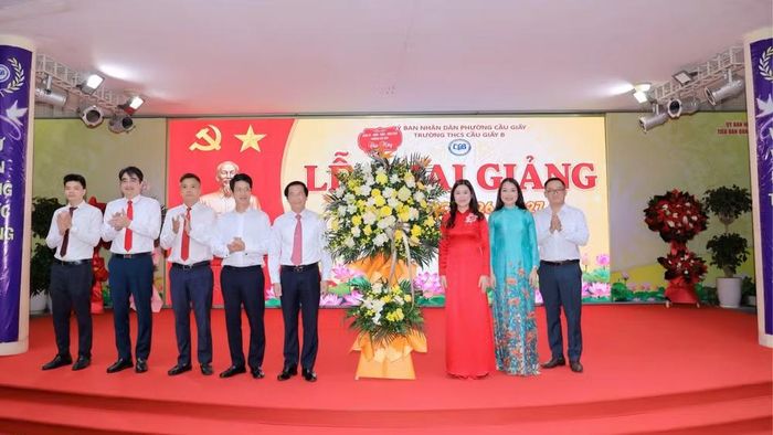 Đồng chí Phạm Ngọc Anh, Phó Bí thư Thường trực Đảng ủy phường Cầu Giấy cùng các đồng chí lãnh đạo các phòng, ban, đơn vị dự lễ khai giảng và tặng hoa chúc mừng tập thể Trường trung học cơ sở Cầu Giấy B tại trụ sở chính. (Ảnh: BẢO NGÂN)