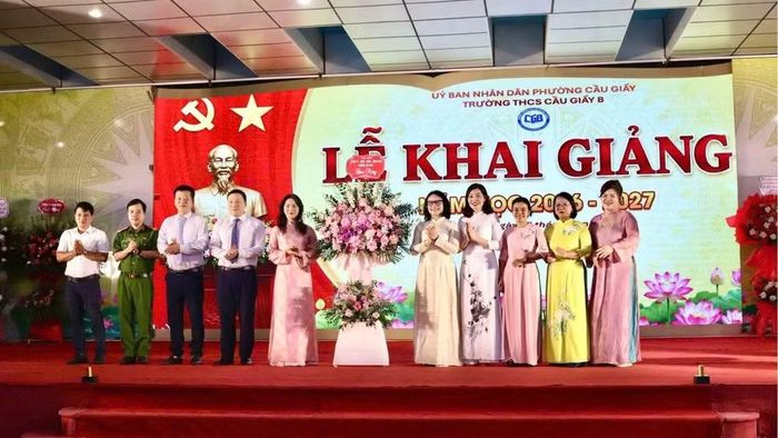 Đồng chí Lê Thị Thu Trang - Ủy viên Ban thường vụ, Chủ tịch Ủy ban Mặt trận Tổ quốc Việt Nam phường Cầu Giấy dự lễ khai giảng và tặng hoa chúc mừng tập thể Trường trung học cơ sở Cầu Giấy B tại phân hiệu. (Ảnh: BẢO NGÂN)