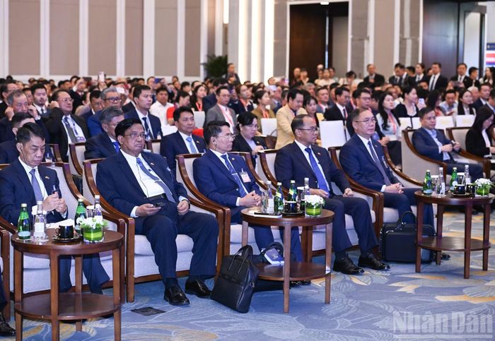 Đại diện lãnh đạo các bộ, ban, ngành và doanh nghiệp của Myanmar tham dự diễn đàn.