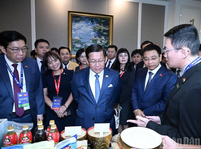 Tổng thống Myanmar Min Aung Hlaing và Phó Thủ tướng Nguyễn Văn Thắng tham quan các gian hàng triển lãm sản phẩm Myanmar bên lề Diễn đàn Doanh nghiệp.
