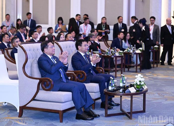 Tổng thống Myanmar Min Aung Hlaing và Phó Thủ tướng Chính phủ Nguyễn Văn Thắng dự Diễn đàn Doanh nghiệp Myanmar-Việt Nam.