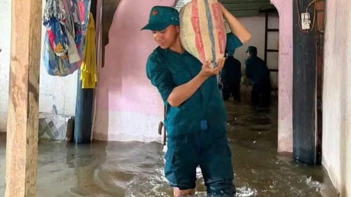 Lực lượng dân quân xã Thiện Hưng hỗ trợ nhân dân di chuyển vật dụng gia đình (Ảnh: CTV)