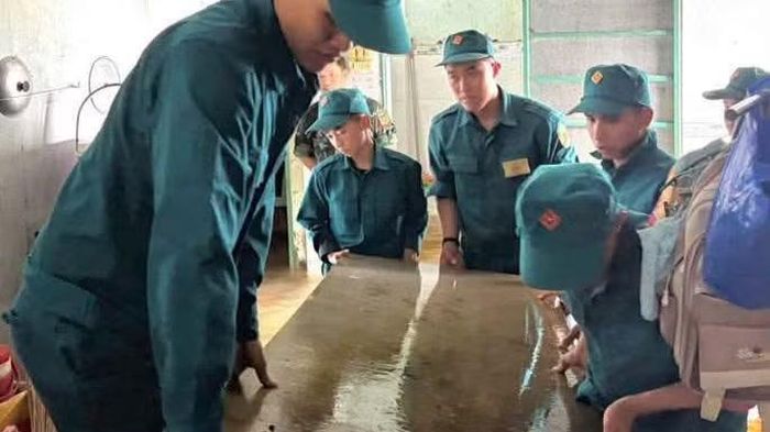 Lực lượng dân quân xã Thiện Hưng hỗ trợ nhân dân kê cao vật dụng gia đình (Ảnh: CTV)