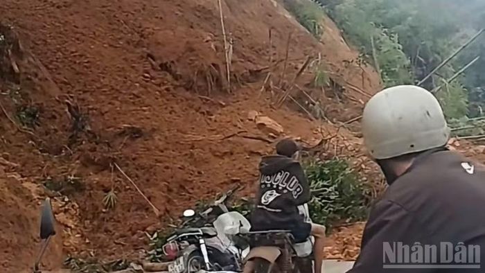 Đất đá sạt xuống ĐT 755B. (Ảnh: NHẤT SƠN)
