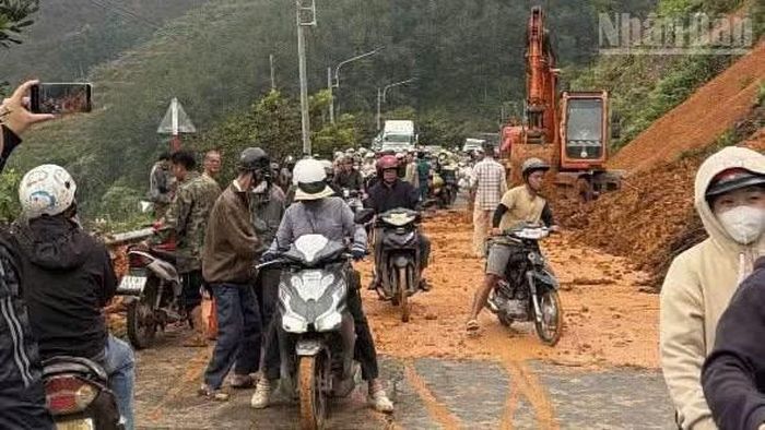 Đến trưa 6/9, tuyến ĐT 755B cơ bản được khơi thông. (Ảnh: NHẤT SƠN)