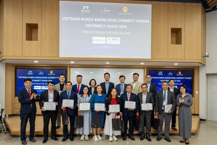 Tổng Lãnh sự Đoàn Phương Lan, Giáo sư Lee Chun Young, Phó Hiệu trưởng Đại học Yeungnam, và các chuyên gia trao các giải “Báo cáo thuyết trình khoa học xuất sắc nhất” và “Báo cáo áp phích khoa học xuất sắc nhất” cho những tác giả nổi bật tại Diễn đàn. (Ảnh: Hiệp hội Doanh nhân và Đầu tư Việt Nam-Hàn Quốc cung cấp)