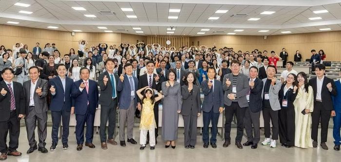 Các đại biểu tham dự Diễn đàn kết nối tri thức Việt Nam-Hàn Quốc năm 2026 chụp ảnh kỷ niệm. (Ảnh: Hiệp hội Doanh nhân và Đầu tư Việt Nam-Hàn Quốc cung cấp)