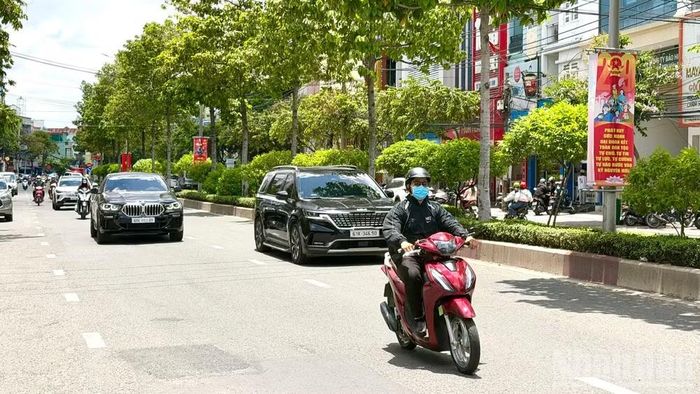 Phương án điều chỉnh giờ cấm xe tải nhận được sự đồng tình của nhiều người dân sống hai bên tuyến đường Đồng Khởi, nhưng lại khiến hàng chục doanh nghiệp lo ngại ảnh hưởng đến vận chuyển hàng hóa. (Ảnh: THIÊN VƯƠNG)