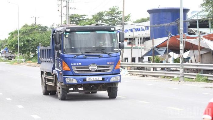 Đường Đồng Khởi dài hơn 8km, đây là tuyến huyết mạch kết nối Khu công nghiệp Thạnh Phú. (Ảnh: THIÊN VƯƠNG)