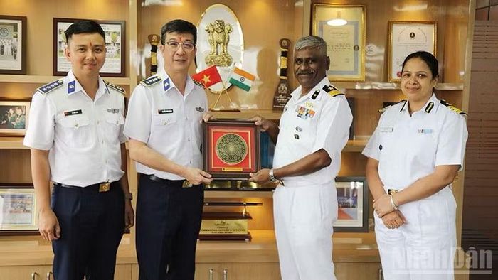 Cảnh sát biển Việt Nam chào xã giao lãnh đạo chính quyền thành phố Chennai và lãnh đạo Lực lượng Bảo vệ bờ biển Ấn Độ. (Ảnh: Cảnh sát biển)