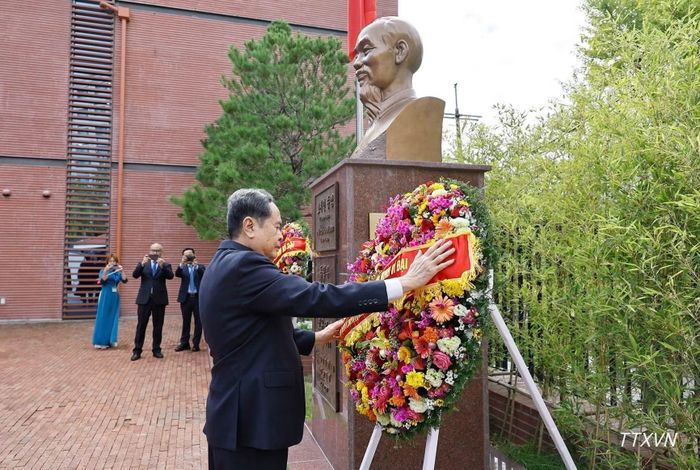 Chủ tịch Quốc hội Trần Thanh Mẫn dâng hoa tại Tượng đài Chủ tịch Hồ Chí Minh trong Đại sứ quán Việt Nam tại Hàn Quốc. (Ảnh: Doãn Tấn/TTXVN)