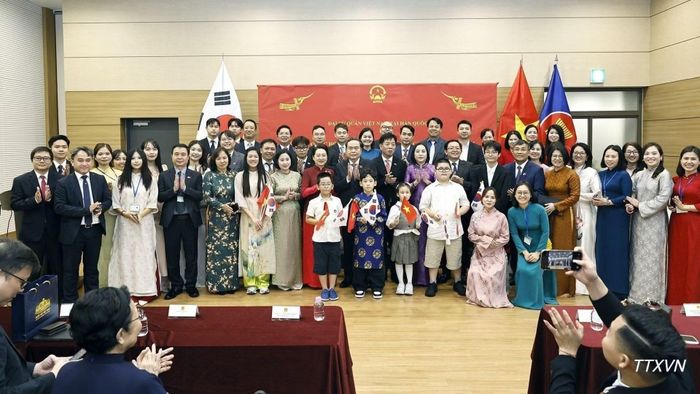 Trong chương trình thăm chính thức Hàn Quốc, chiều 6/9/2026, tại Seoul, Chủ tịch Quốc hội Trần Thanh Mẫn và Phu nhân cùng Đoàn đại biểu cấp cao Việt Nam gặp gỡ cán bộ Đại sứ quán và cộng đồng người Việt Nam tại Hàn Quốc. (Ảnh: Doãn Tấn/TTXVN)