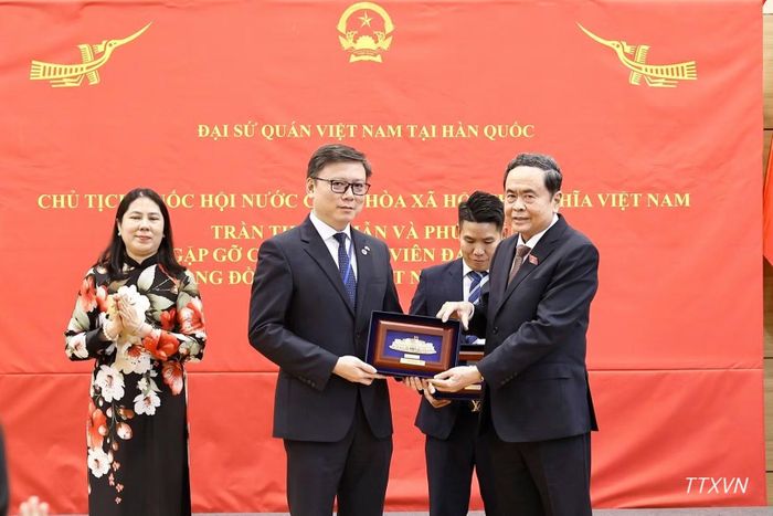 Chủ tịch Quốc hội Trần Thanh Mẫn tặng hoa và quà cộng đồng người Việt Nam tại Hàn Quốc. (Ảnh: Doãn Tấn/TTXVN)