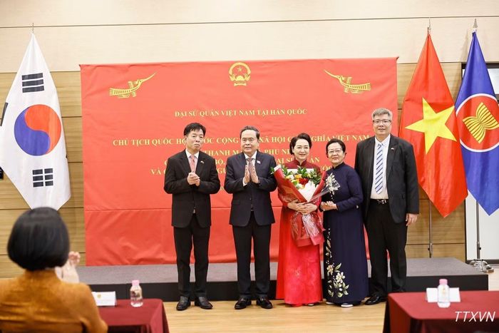 Cộng đồng người Việt Nam tại Hàn Quốc tặng hoa Chủ tịch Quốc hội Trần Thanh Mẫn và Phu nhân. (Ảnh: Doãn Tấn/TTXVN)