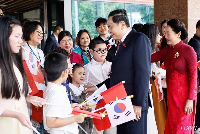 Cộng đồng người Việt Nam tại Hàn Quốc vui mừng đón tiếp Chủ tịch Quốc hội Trần Thanh Mẫn và Phu nhân cùng đoàn công tác. (Ảnh: Doãn Tấn/TTXVN)