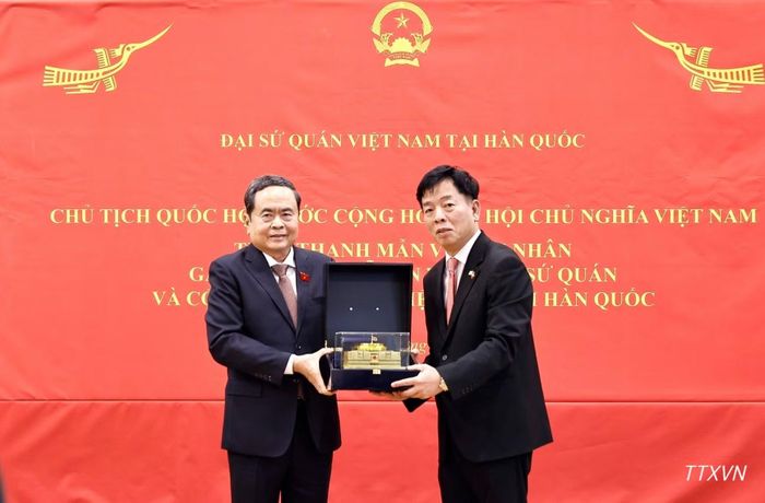 Chủ tịch Quốc hội Trần Thanh Mẫn tặng quà lưu niệm Đại sứ quán Việt Nam tại Hàn Quốc. (Ảnh: Doãn Tấn/TTXVN)