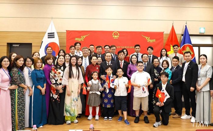 Quốc hội Trần Thanh Mẫn và Phu nhân cùng Đoàn đại biểu cấp cao Việt Nam gặp gỡ cán bộ Đại sứ quán và cộng đồng người Việt Nam tại Hàn Quốc. (Ảnh: Doãn Tấn/TTXVN)