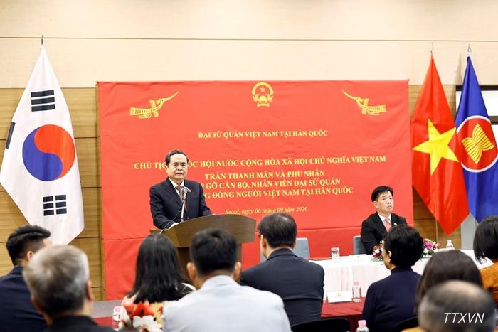 Chủ tịch Quốc hội Trần Thanh Mẫn với đại diện cộng đồng người Việt Nam tại Hàn Quốc. (Ảnh: Doãn Tấn/TTXVN)