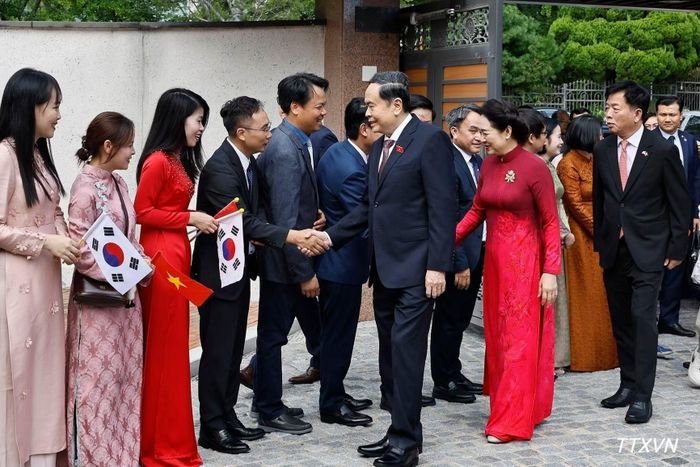 Cộng đồng người Việt Nam tại Hàn Quốc vui mừng đón tiếp Chủ tịch Quốc hội Trần Thanh Mẫn và Phu nhân cùng đoàn công tác. (Ảnh: Doãn Tấn/TTXVN)