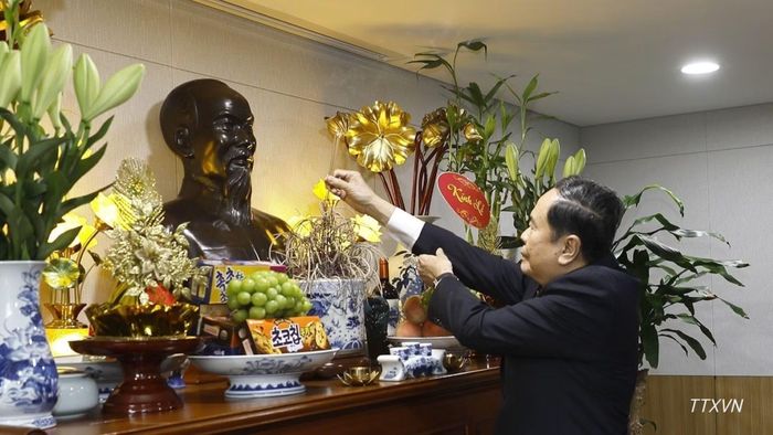 Chủ tịch Quốc hội Trần Thanh Mẫn dâng hương tại Tượng đài Chủ tịch Hồ Chí Minh trong Đại sứ quán Việt Nam tại Hàn Quốc. (Ảnh: Doãn Tấn/TTXVN)