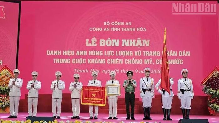Đại tướng Lương Tam Quang trao danh hiệu Anh hùng lực lượng vũ trang nhân dân trong thời kỳ kháng chiến chống Mỹ, cứu nước cho Công an Thanh Hóa. (Ảnh: Mai Luận)