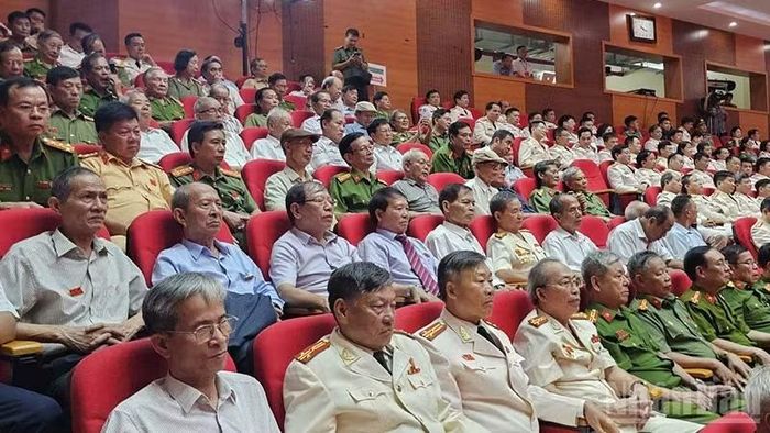Các thế hệ Công an Thanh Hóa tham dự buổi lễ.(Ảnh: Mai Luận)