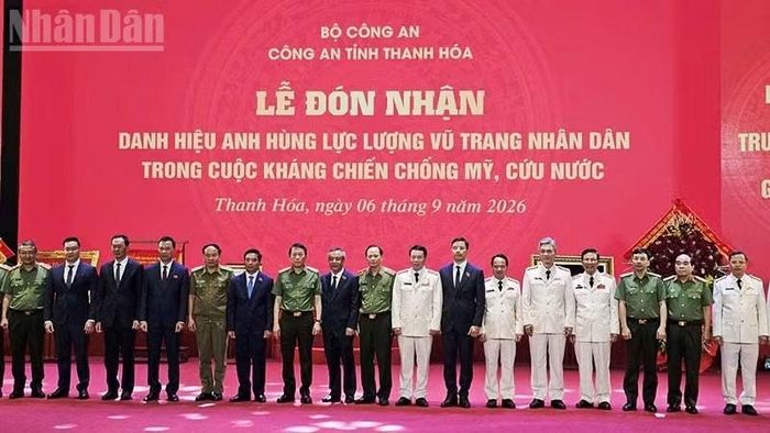 Các đồng chí lãnh đạo Trung ương, tỉnh Thanh Hóa và tỉnh Hủa Phăn (Lào) chụp ảnh lưu niệm với các thế hệ lãnh đạo Công an tỉnh Thanh Hóa. (Ảnh: Mai Luận)