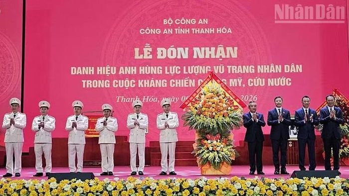 Tập thể lãnh đạo tỉnh Thanh Hóa tặng hoa chúc mừng Công an Thanh Hóa. (Ảnh: Mai Luận)