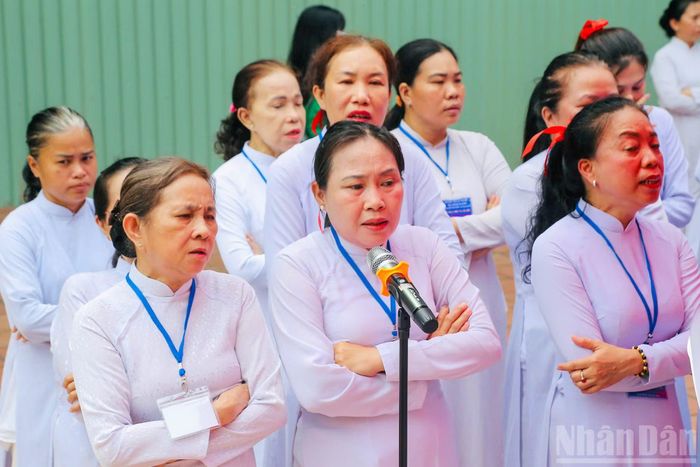 Các tín hữu Cao Đài nguyện kinh trong nghi thức của Lễ cầu siêu.