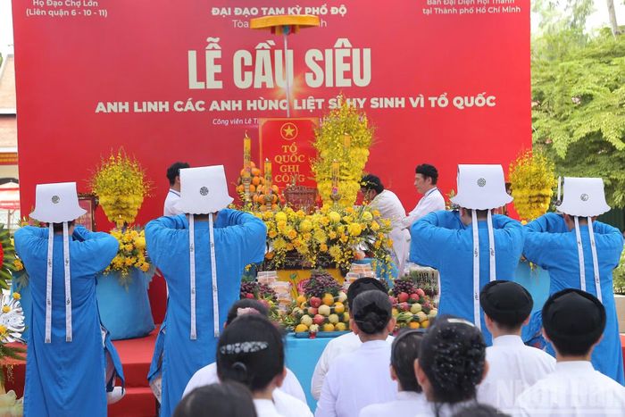 Các lễ sĩ thực hiện các nghi thức tôn giáo trong Lễ cầu siêu cho các liệt sĩ.