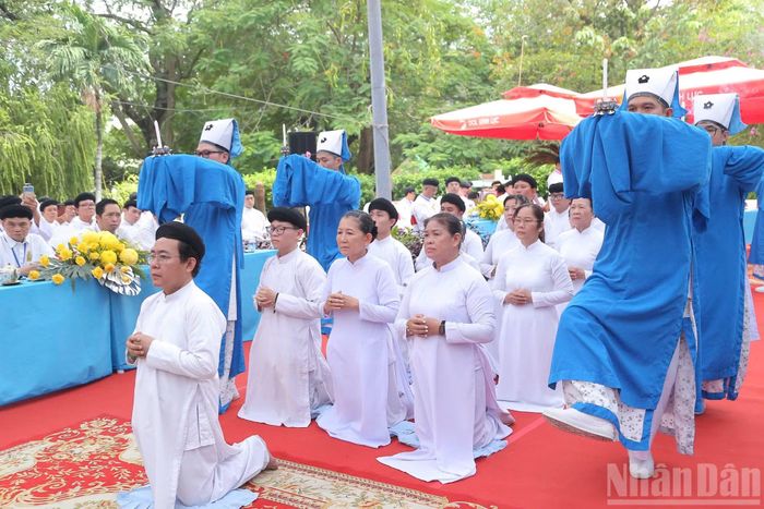 Sau khi thực hiện xong nghi thức dâng lễ, toàn thể giáo hữu cùng hòa chung những lời nguyện kinh cầu siêu cho các Anh hùng liệt sĩ tại công viên Lê Thị Riêng.
