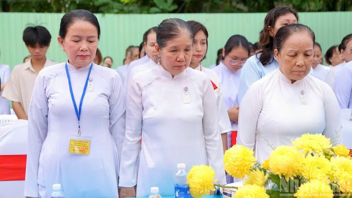 Trong không khí trang nghiêm, các chức sắc, chức việc và đồng đạo Cao Đài cùng cầu nguyện quốc thái dân an, tưởng nhớ những người đã hy sinh vì Tổ quốc.