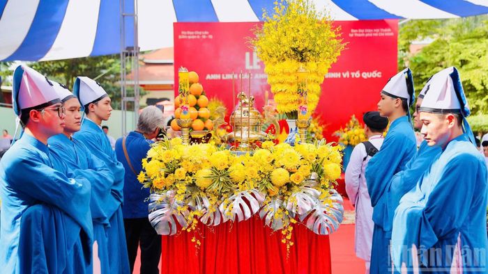 Những nén hương được các đồng đạo Cao Đài thành kính dâng lên, gửi gắm lời cầu nguyện cho anh linh các chiến sĩ được an nghỉ nơi cõi vĩnh hằng.